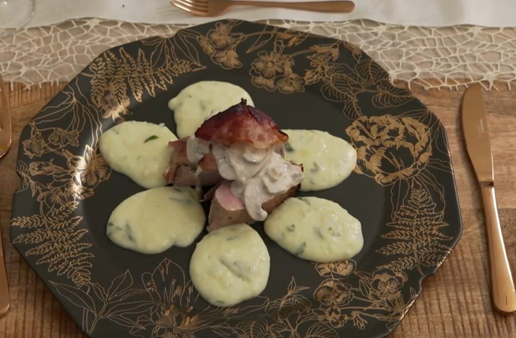 HLAVNÉ JEDLO - Sousvidovaná panenka v slaninke s pyré s medvedím cesnakom