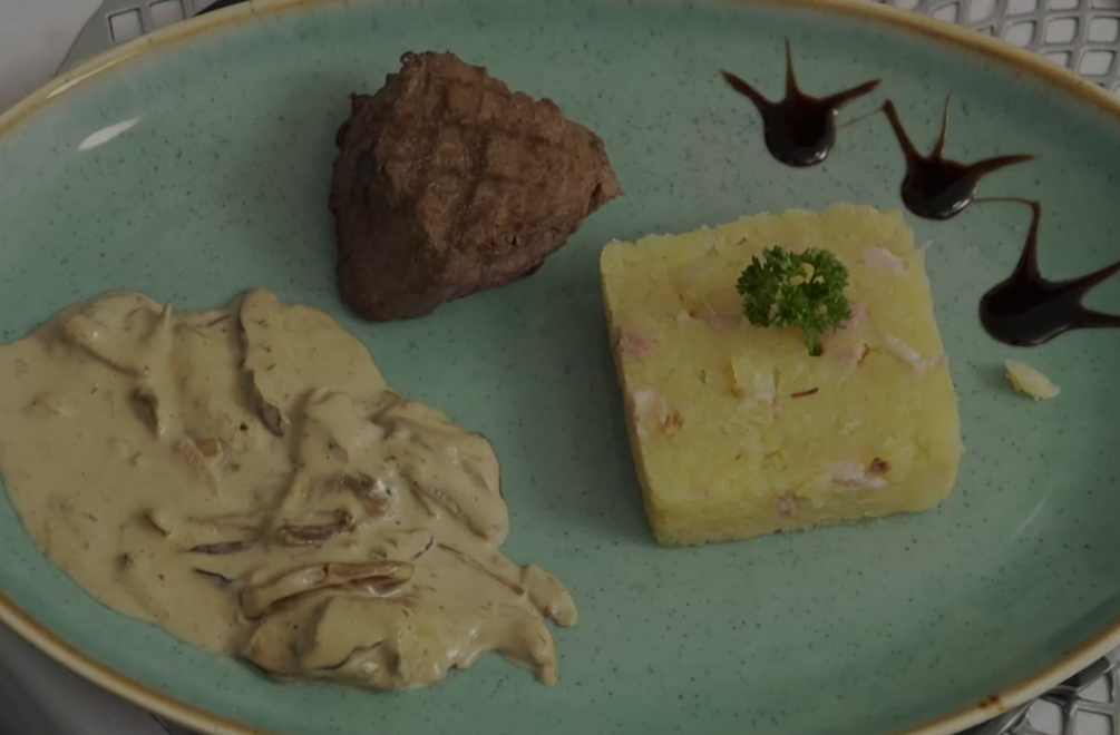 Hlavné jedlo: Flakota mäsa v lese