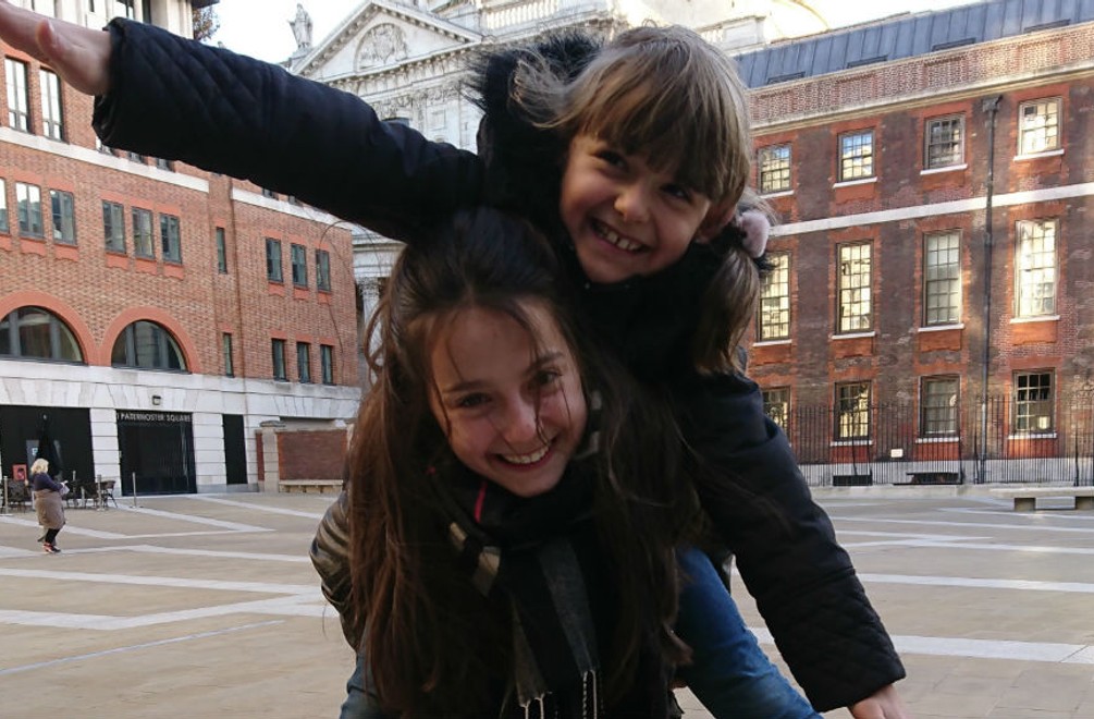 Spoznávate slovenské sestry na fotke? Jedna je mudrlantka, druhá zase dcérou boháča!