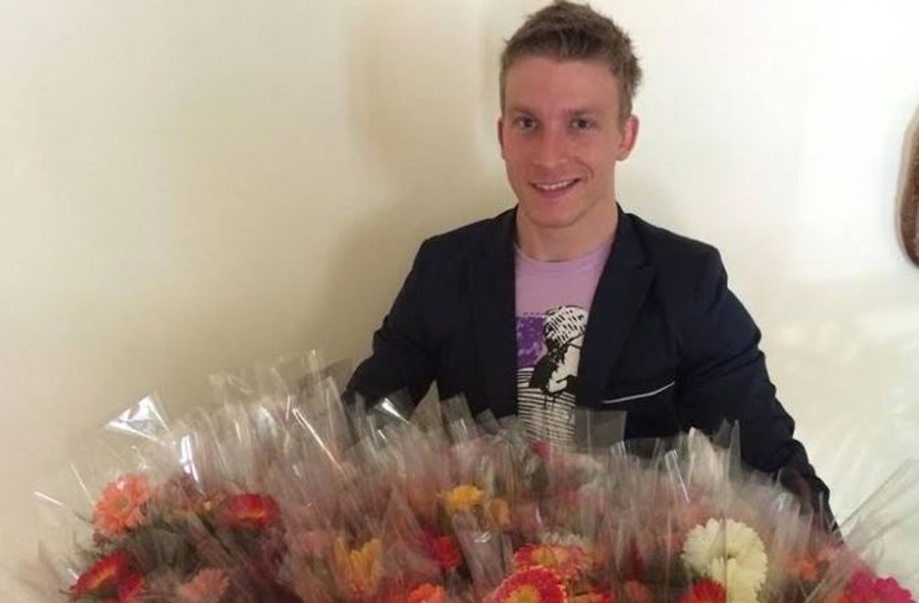 Juraj Bača z Paneláku rozdal ku Dňu matiek 200 kvetov: Prečo to urobil?