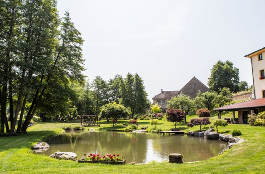 Kto sa vyberie na návštevu krásnych exteriérov, kde sa nakrúca seriál Divoké kone?