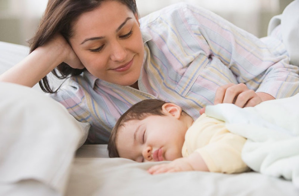 Spánok v jednej posteli s novorodencom: Ohrozuje ho na živote!