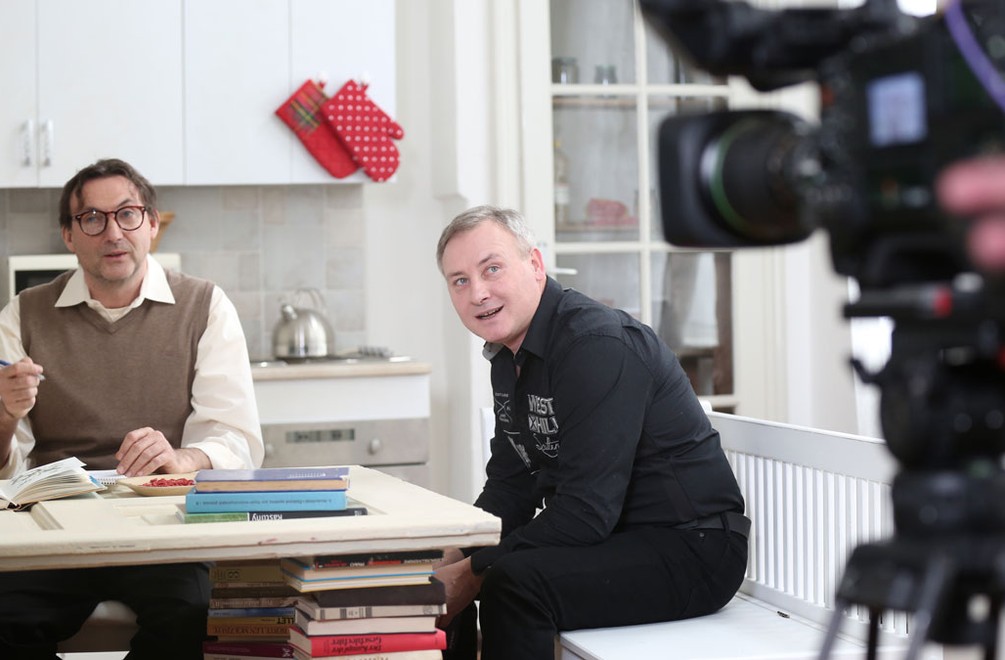 Peťo Batthyány je v sitkome Kolabs pod drobnohľadom svojej manželky!