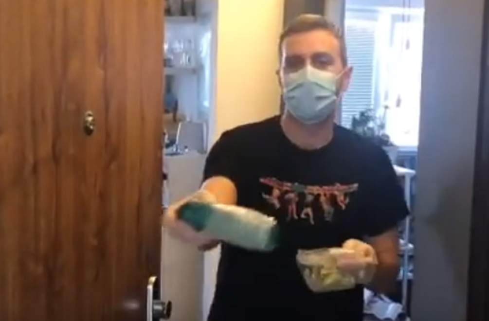 Vtipná paródia počas karantény: Aj takto môže vyzerať donáška do domu!
