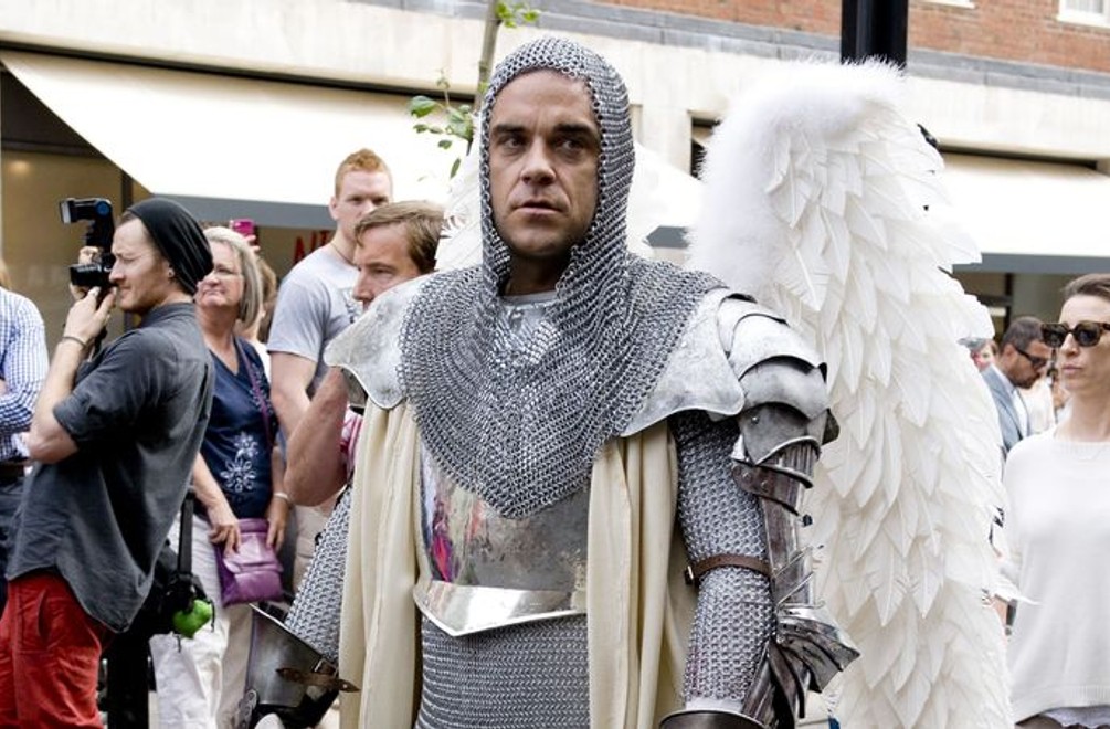 Na Robbieho Williamsa dohliada jeho manželka