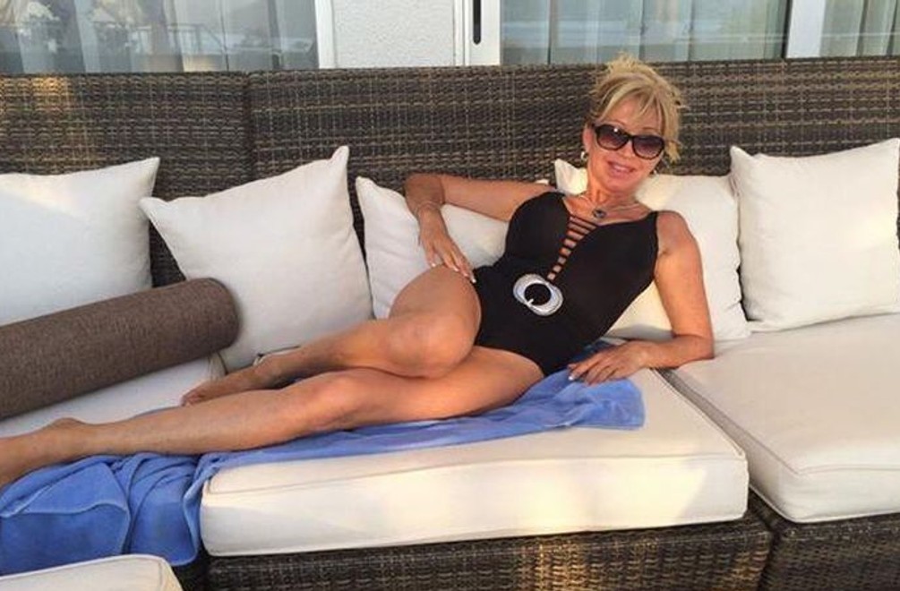 Sexi milionárka: Za Carmen v plavkách sa na pláži otáčajú všetci muži!