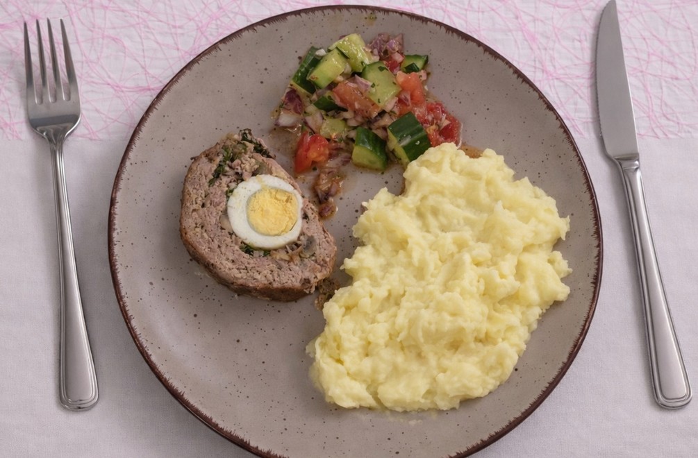 Mäsová roláda so špenátom, šampiňónmi a vajíčkom, zemiakové pyré a šalát