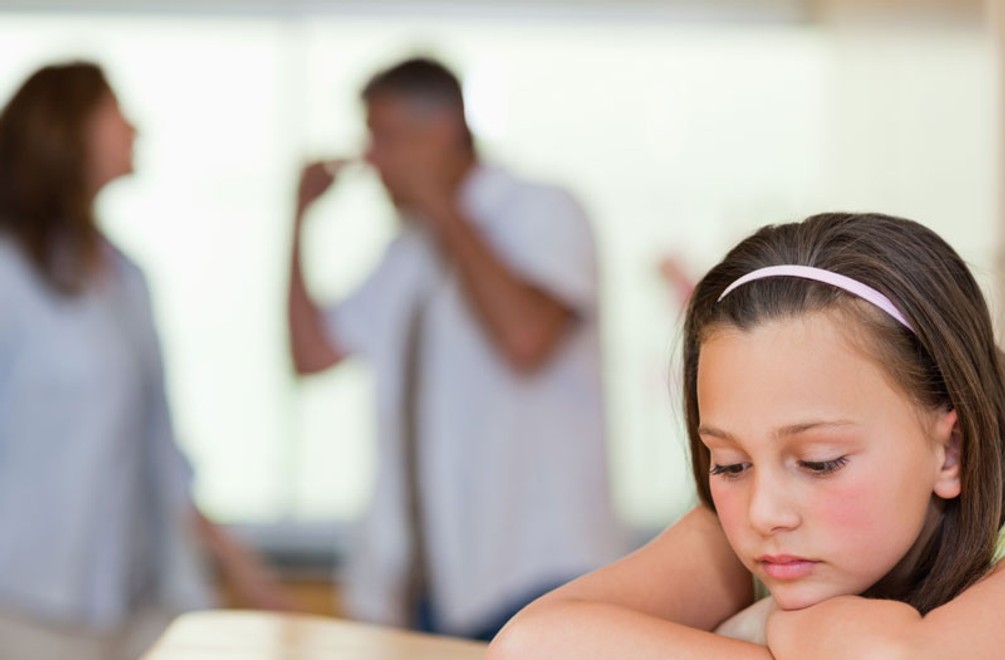 Hádky rodičov pred deťmi: Prospievajú im alebo ubližujú?