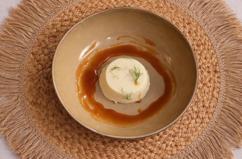 Smreková panna cotta s karamelom