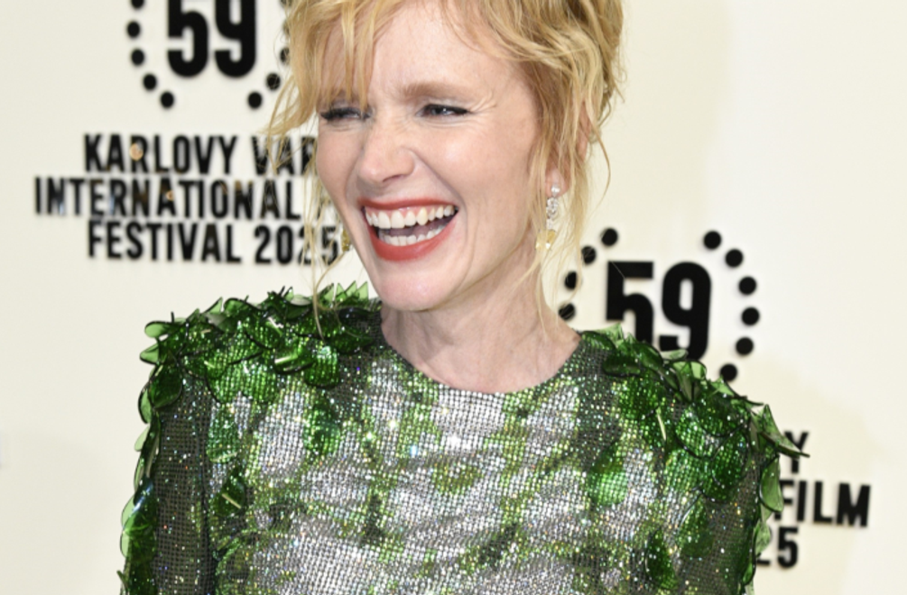 Móda alebo totálny prešľap? Jej šaty cinkali ako prázdne fľaše v prepravke od piva!