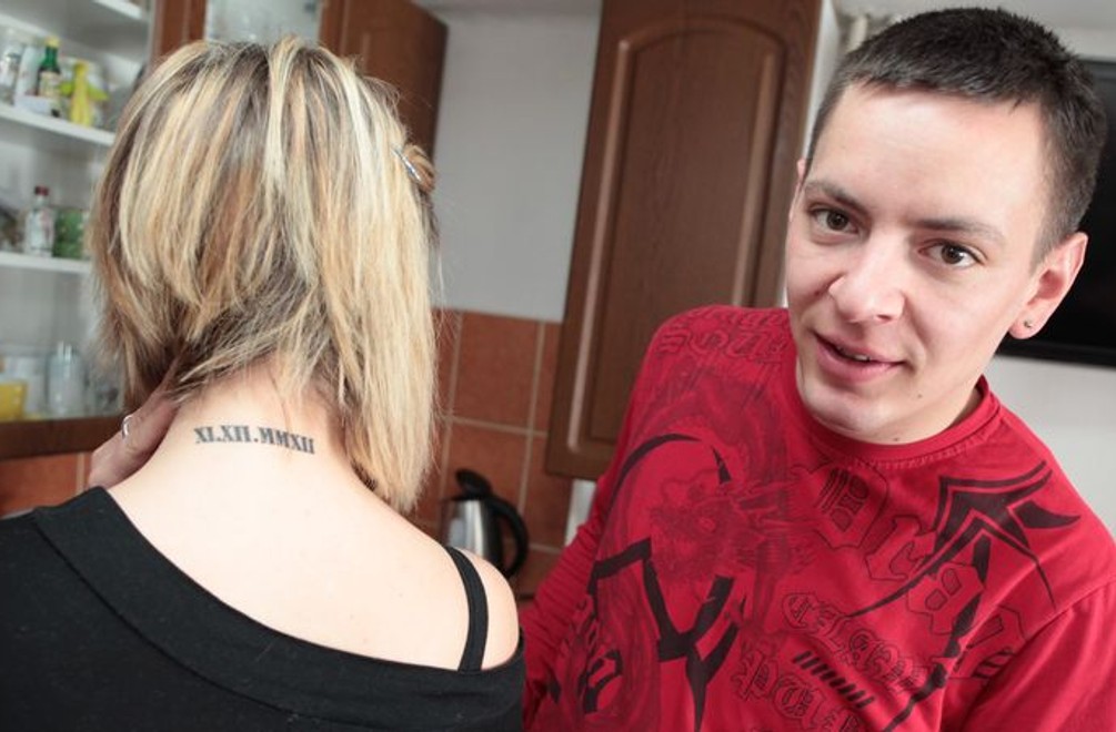 Tomáš a Eva sa ľúbia, na znak lásky si na krk vytetovali dátum ich zoznámenia!