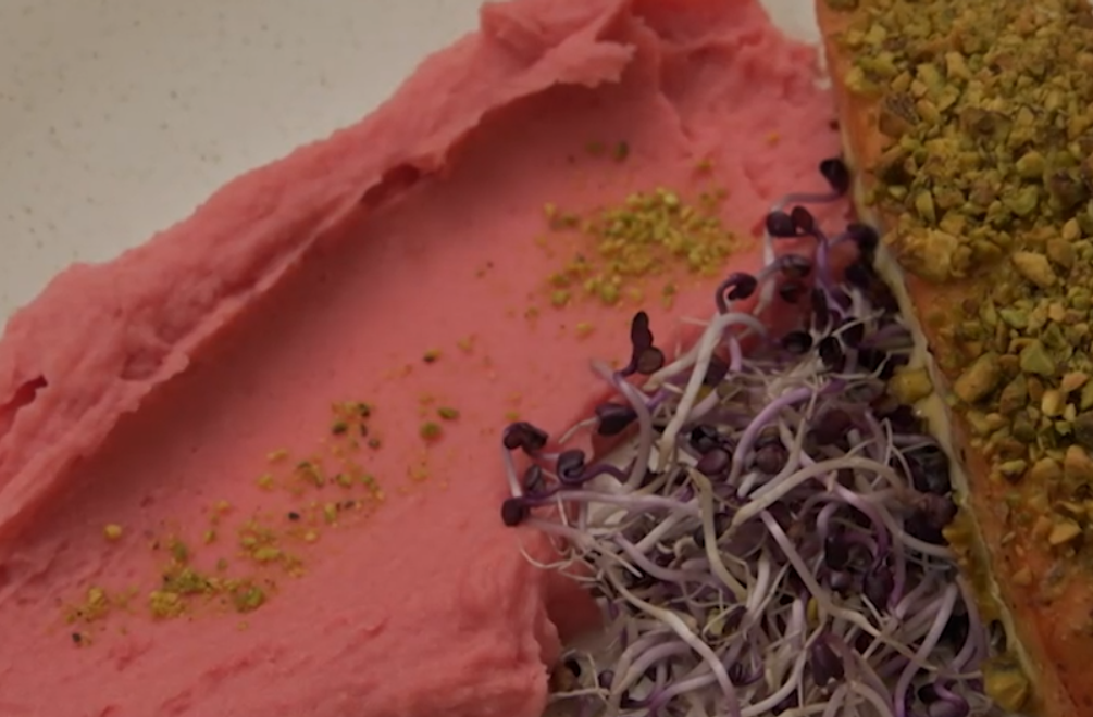 Hlavné jedlo: Zelený Nór na červenej podstielke