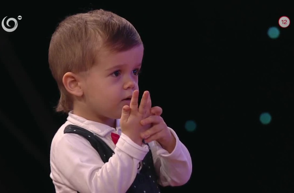 Trojročný Jakubko ovláda nielen dlhé básničky, ale aj všetky vlajky sveta!