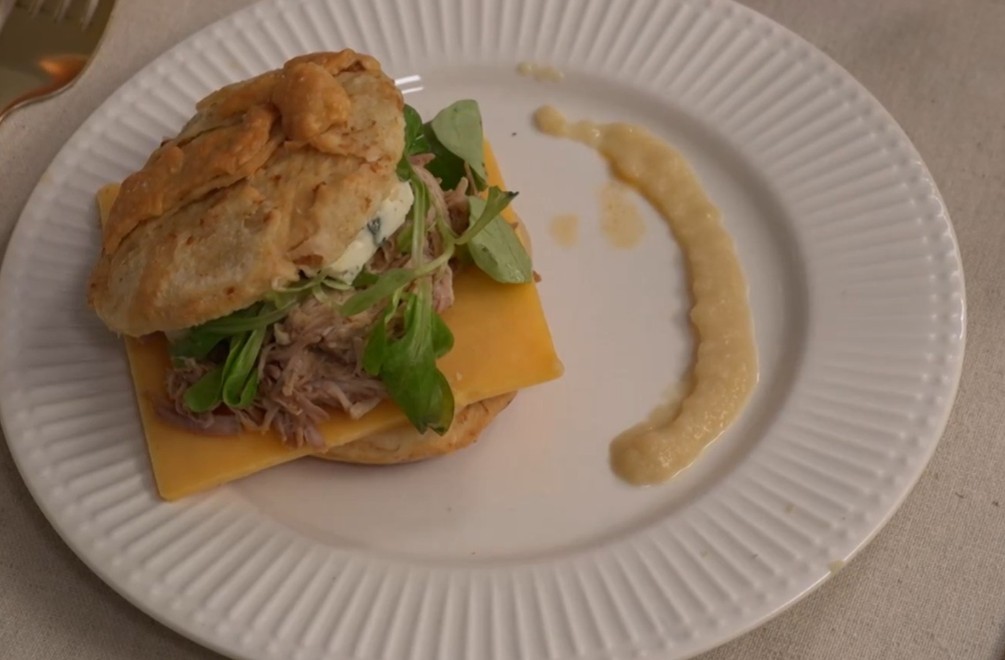 PREDJEDLO - Oškvarkový pagáč s trhaným bravčovým mäsom