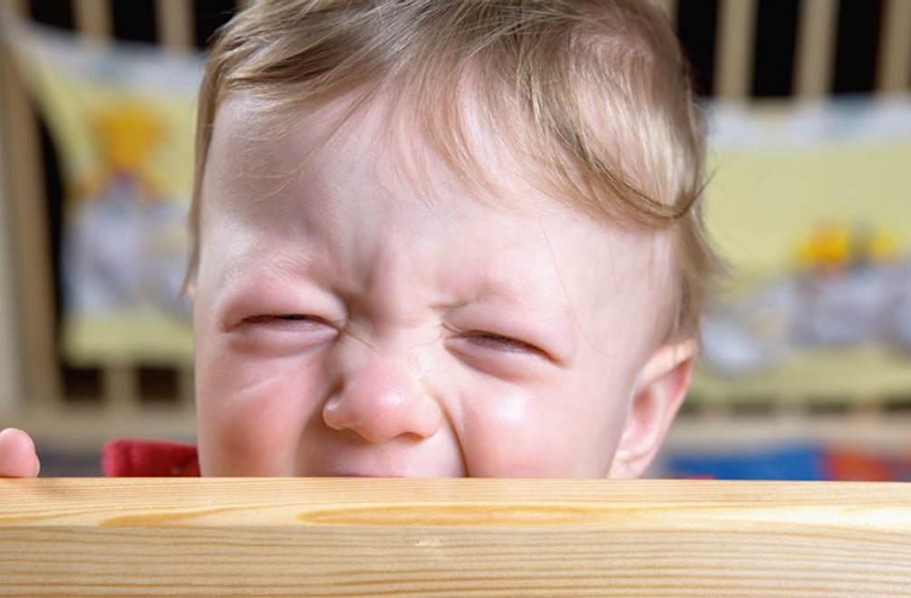 Čo s revúcim dieťaťom, ktoré sa hodí o zem?