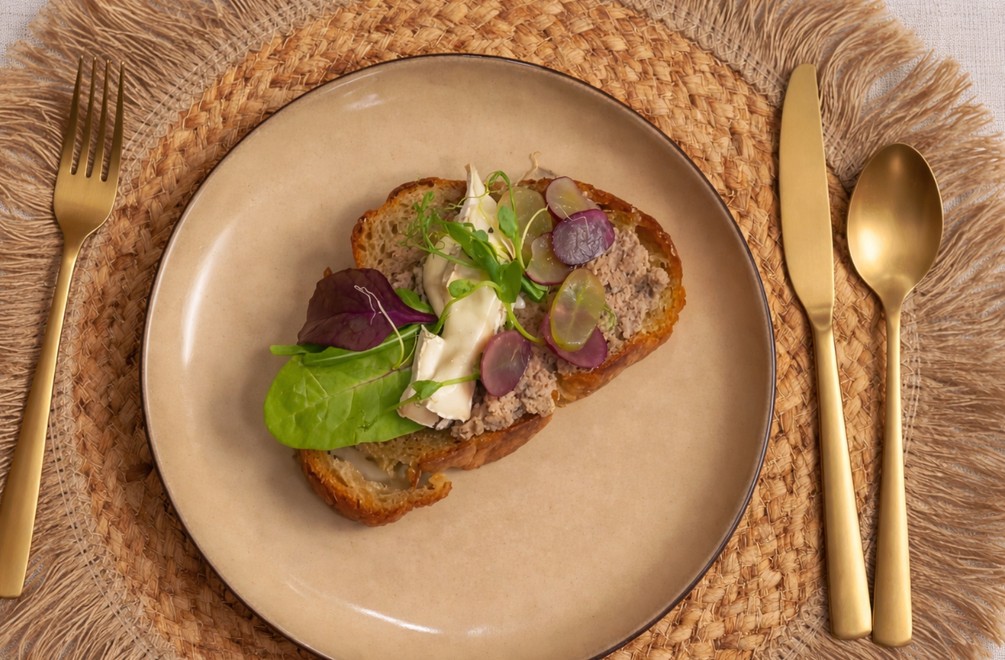 Chlebíčky s kačacou pečeňou a mozočkami