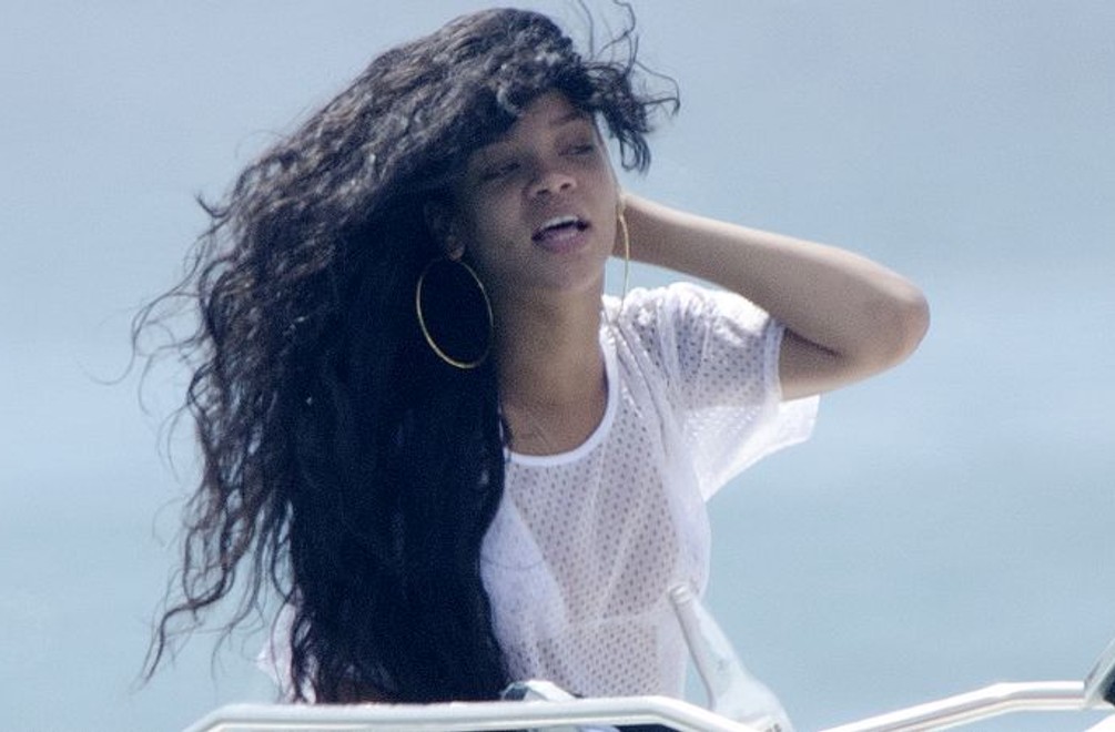 Rihanna zaháňa žiaľ na mori
