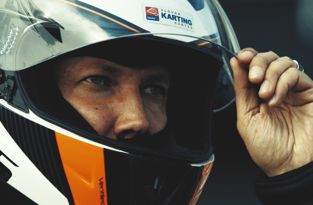 Peter Cmorik šokuje fanúšikov i blízkych! Havária na motokárach!