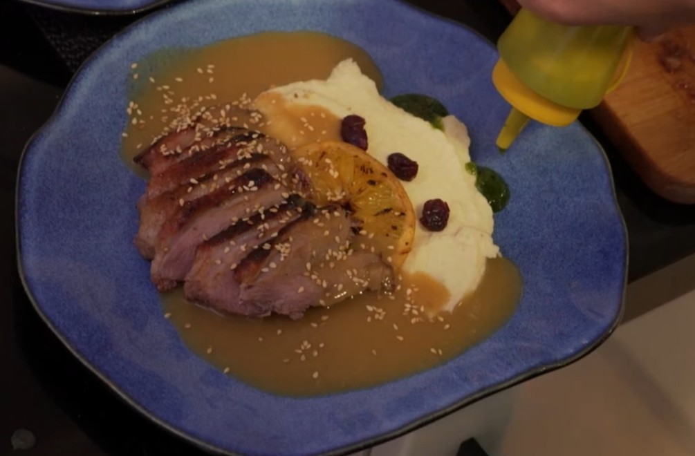 Hlavne jedlo: Vo vzduchu i pod zemou