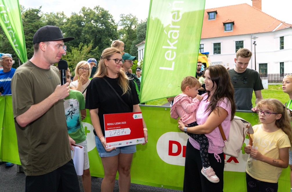 Nočné Behaj lesmi v Topoľčiankach lámalo rekordy: Malej Miuške sme vyzbierali 2787 €.