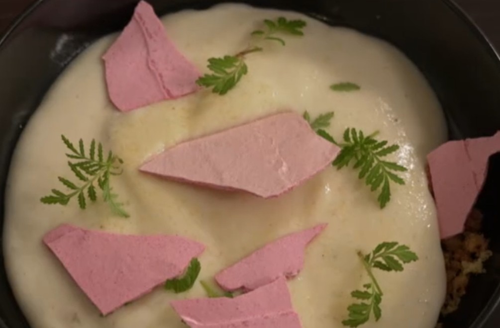 Dezert: Krupicová kaša s rebarborou a jahodami