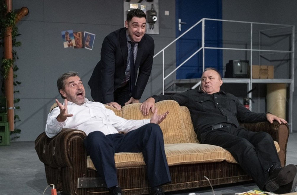 ŠKANDÁL na divadelných doskách: Slovenského herca museli ODVLIECŤ pred divákmi z javiska! Už pozná aj svoj trest!