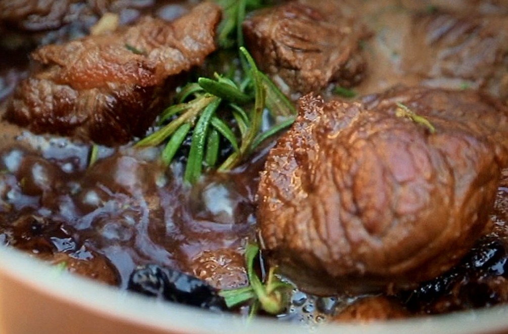 Hlavné jedlo: Hovädzie na víne so slivkami, gaštanmi a hroznom