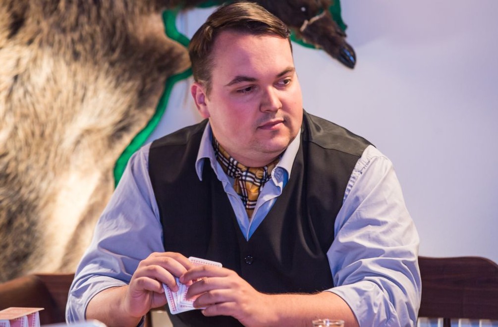 Pred kamerou je varený-pečený a predsa ho vidíte prvý raz: Kto je tento záhadný muž?