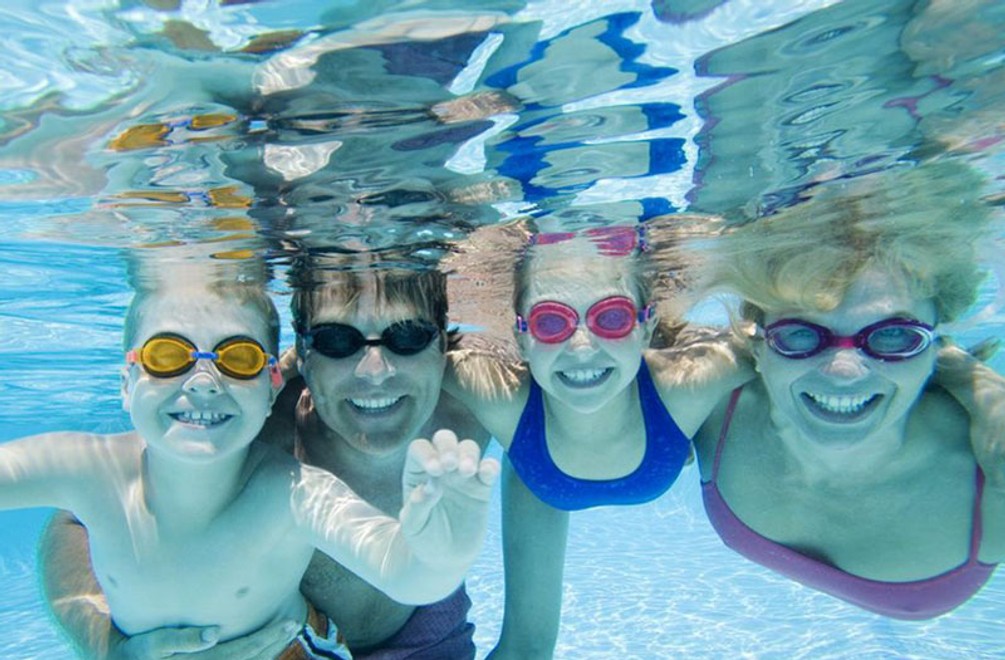 Pijú vaše deti vodu z bazéna? Nelámte si tým hlavu!