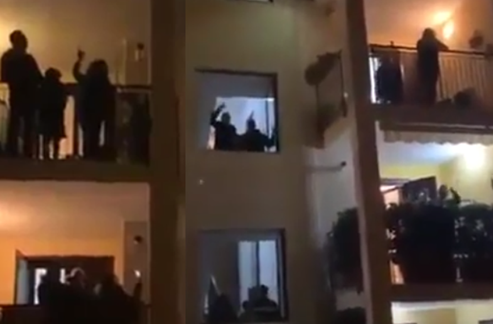 Dojímavé! Ľudia v Taliansku spievajú zo svojich balkónov obľúbené piesne, ktoré sa ozývajú prázdnymi ulicami!