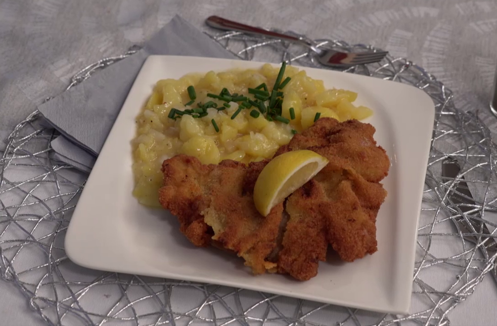 HLAVNÉ JEDLO - Viedenský rezeň so zemiakovým šalátom