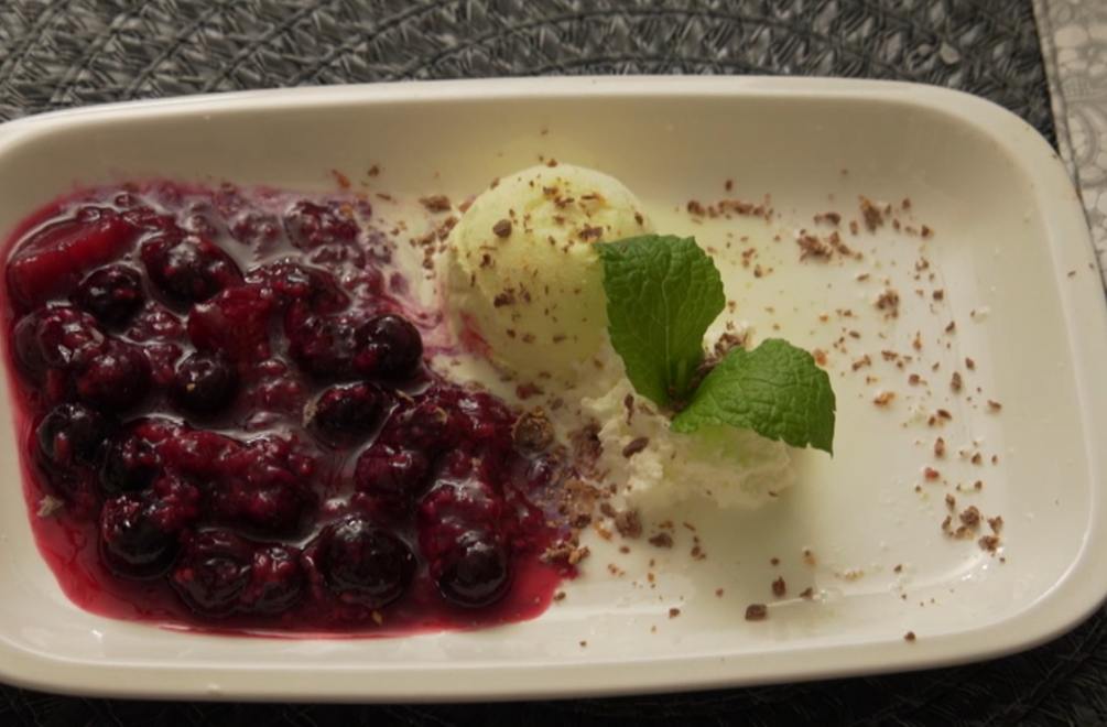 Dezert: Ružová láva s bielou čapičkou