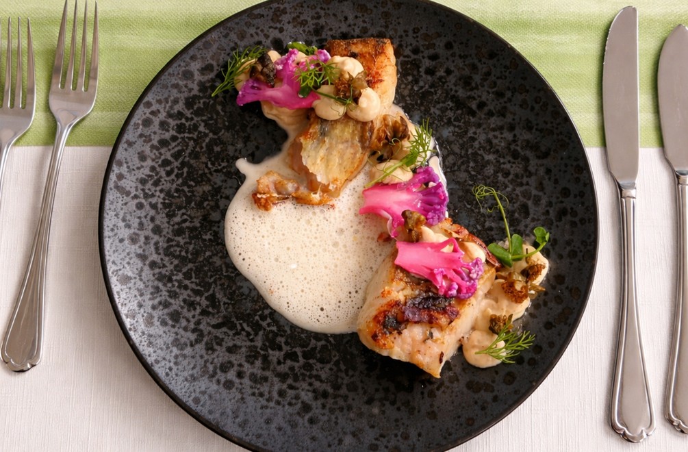 Sivoň na masle s karfiolovo-miso pyré a beurre blanc omáčkou