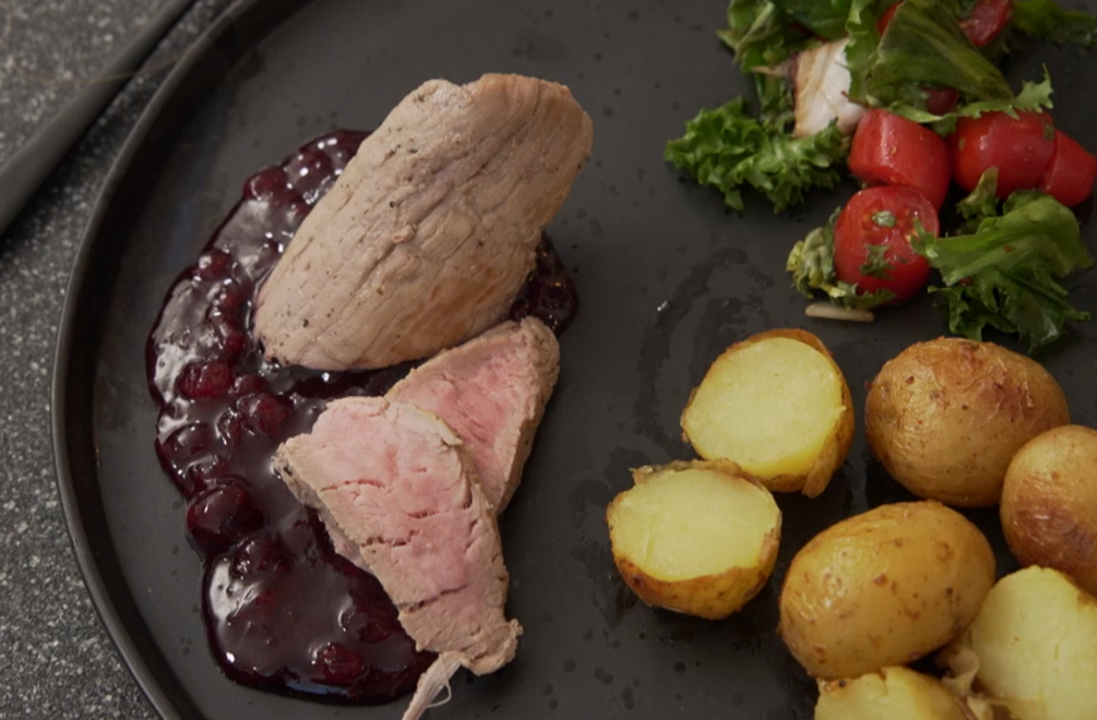 Hlavné jedlo: Pani v červených šatách