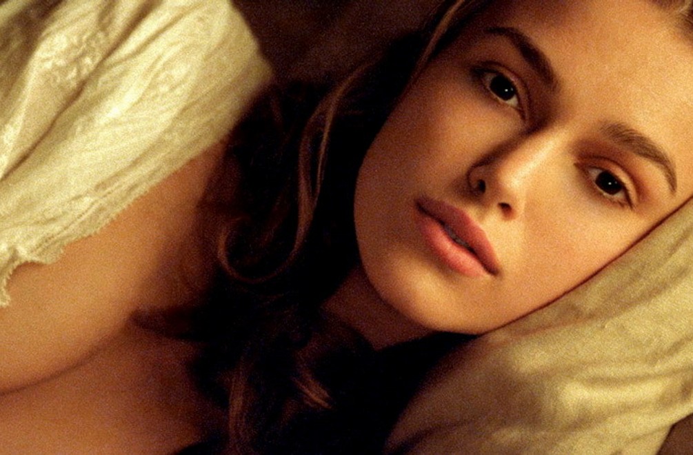 Plochá ako doska! Keira Knightley bez podprsenky