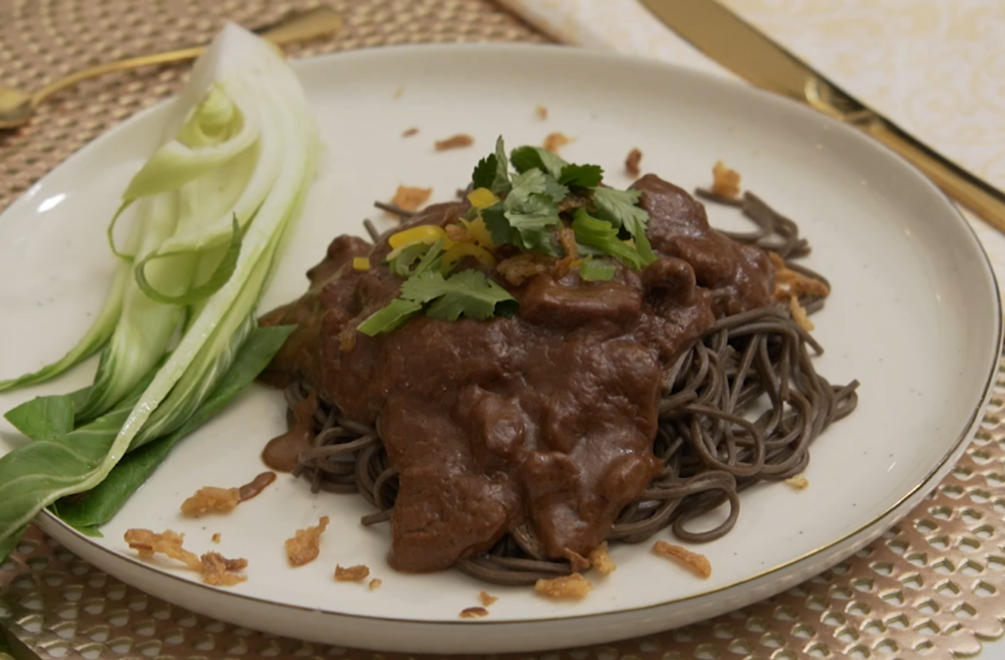 Hlavné jedlo: Ružové prsíčko na zelenom podklade
