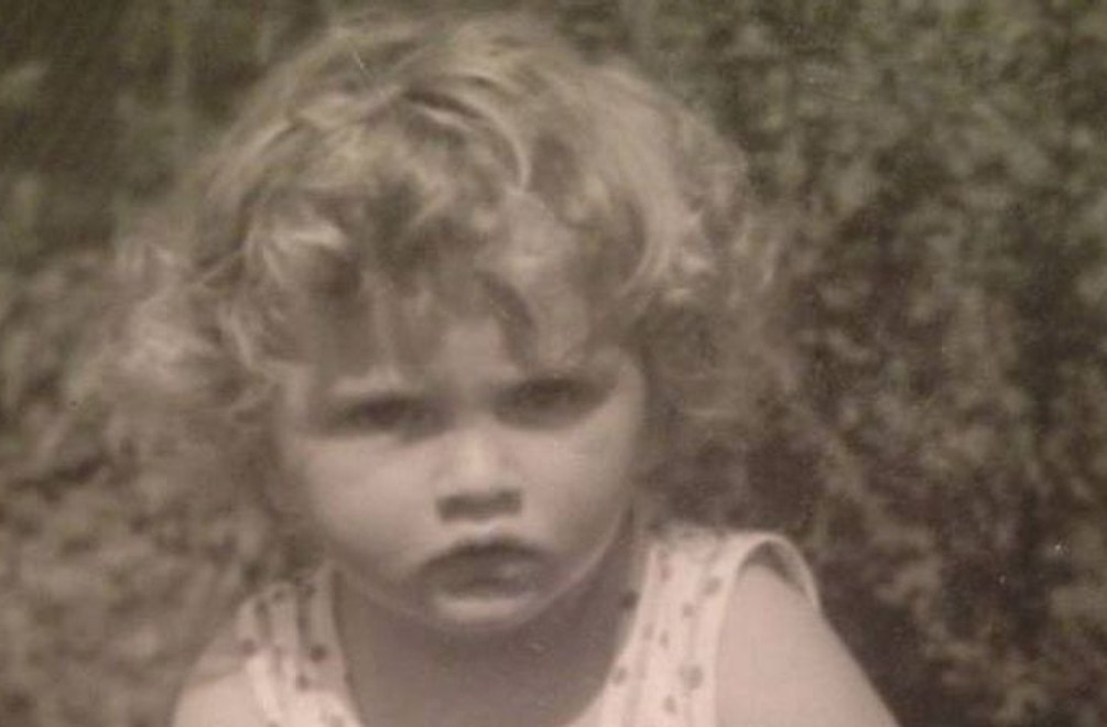 Neposlušné kučery a drsný pohľad: Kto je tento zachmúrený chlapček?