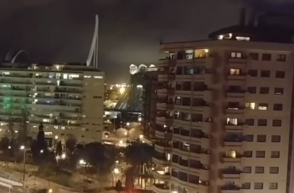 Dojímavé VIDEO: Španieli každý deň tlieskajú z okna zdravotníkom, predavačom a iným za ich prácu!