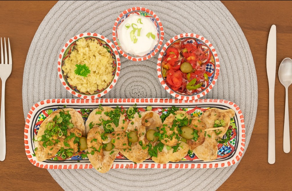 HLAVNÉ JEDLO - Špízy z kuracích pŕs, ryža na mandliach, prílohy