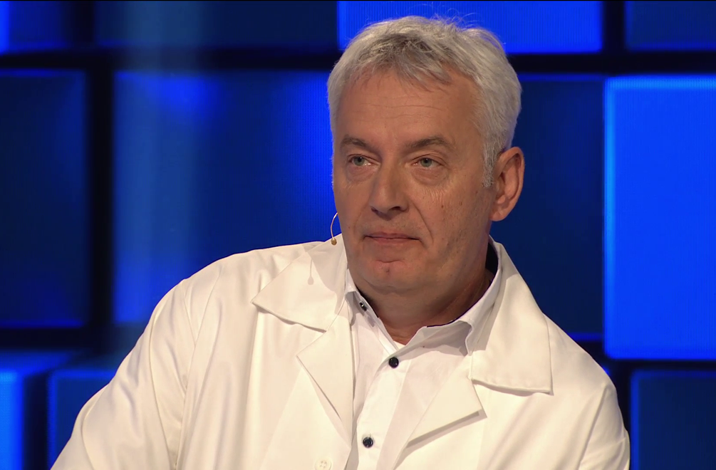 Stačila chvíľa nepozornosti a skončil na ARE: Chovateľ hadov takmer prišiel o život!