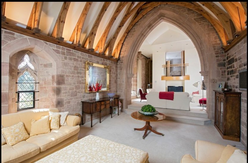 Chcete bývať v kostole? Netradičný dom prerobený z kaplnky je teraz na predaj