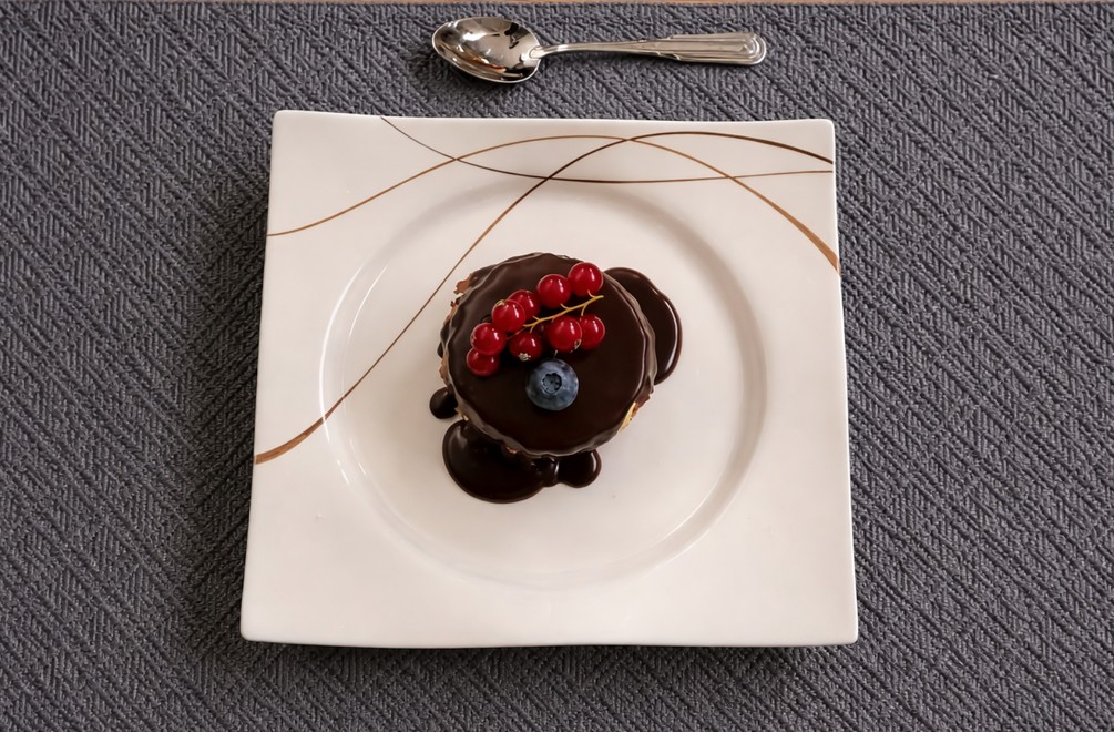 Nahé tortičky s višňovým coulis a čokoládovým mascarpone krémom