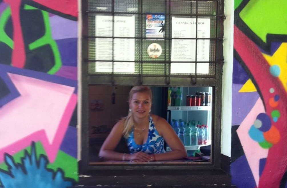 Reportérka bufetárkou