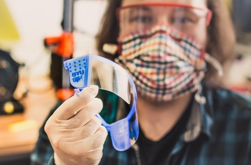 3D tlačou v boji proti koronavírusu. Študenti STU vyrábajú ochranné pomôcky pre zdravotníkov aj verejnosť