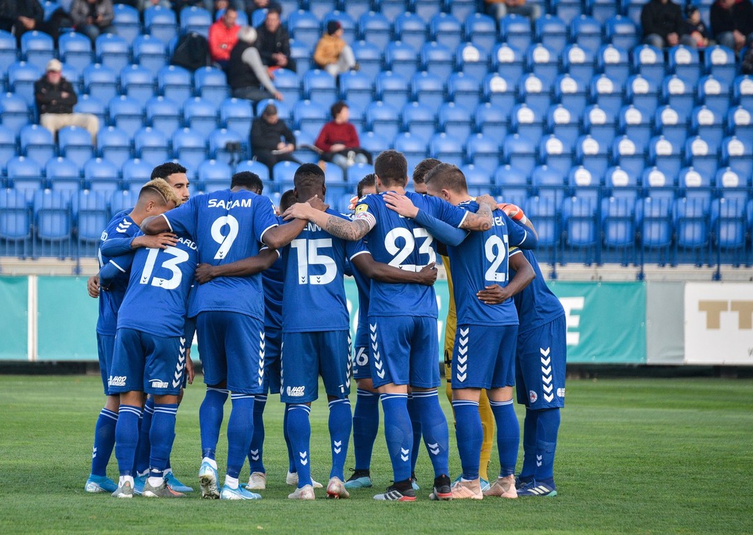 Senica v modrom pred zapasom