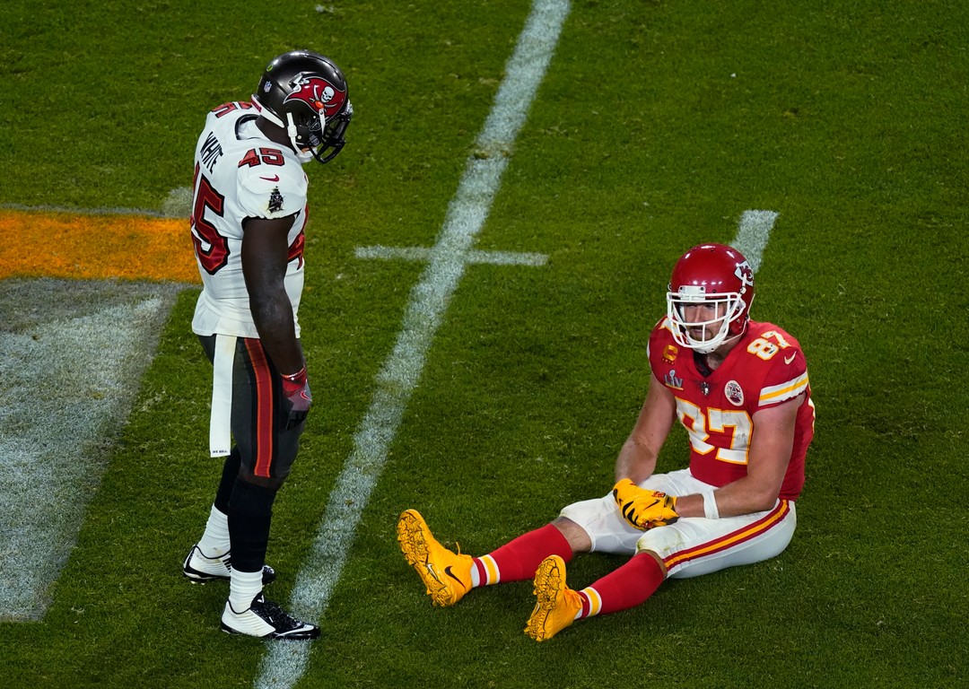 Chiefs_Buccaneers_Super_Bowl_Football_Kelce_White
