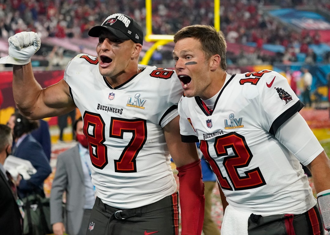 APTOPIX_Chiefs_Buccaneers_Super_Bowl_Football_Rob Gronkowski, left_Tom Brady
