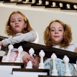 Diabol nosí Pradu - dvojičky Caroline a Cassidy Priestly