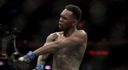 Nočná mora hviezdneho Adesanyu? Do UFC prestupuje muž, ktorý ho knokautoval