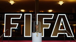FIFA po kritike povolí fanúšikom priniesť si jednu fľašu s vodou